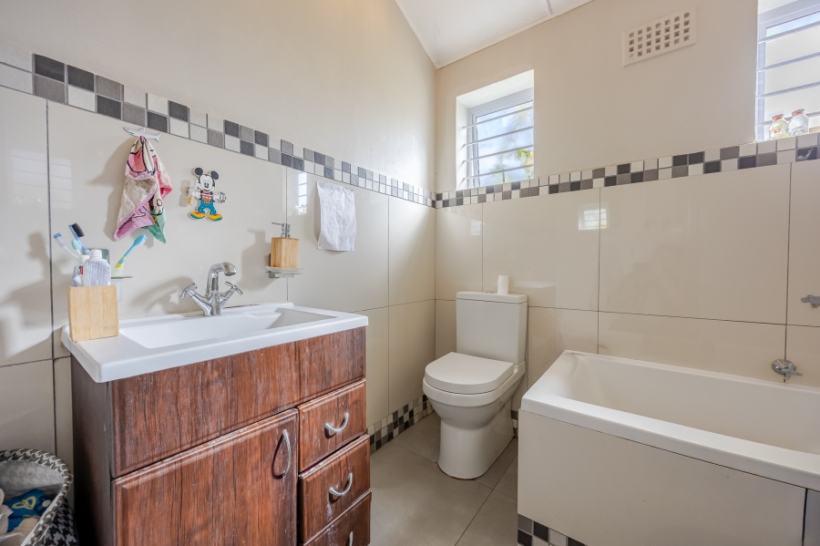 3 Bedroom Property for Sale in Lakeside Western Cape